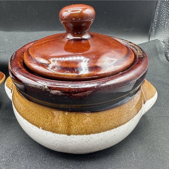 Vtg Brown Onion Soup Crocks Set Of 2 With Lids & Rattan Trivets - Picture 8 of 9